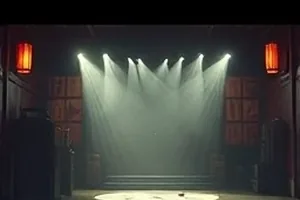 深夜客厅的屏幕光映在摊开的观剧笔记上